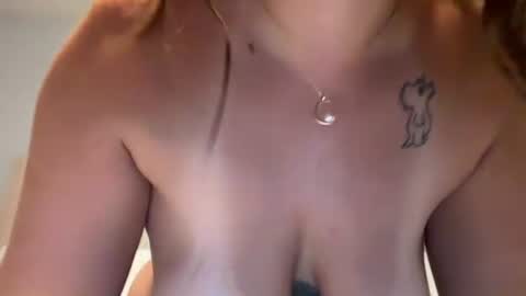Snapshot of renimoonxo chatting on June 24, 2026, 10:25 am renimoonxo online show from June 24, 2026, 10:25 am