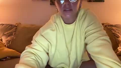 Snapshot of renimoonxo chatting on July 2, 2026, 8:31 am renimoonxo online show from July 2, 2026, 8:31 am