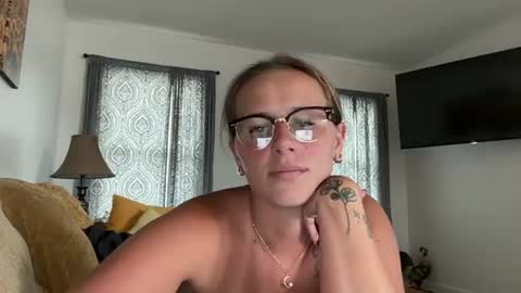 Snapshot of renimoonxo chatting on July 9, 2026, 8:57 pm renimoonxo online show from July 9, 2026, 8:57 pm