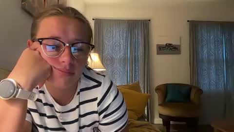 Snapshot of renimoonxo chatting on July 17, 2026, 10:33 am renimoonxo online show from July 17, 2026, 10:33 am