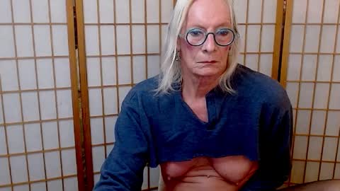 Snapshot of resisty chatting on November 17, 2025, 11:43 pm Betsy online show from November 17, 2025, 11:43 pm