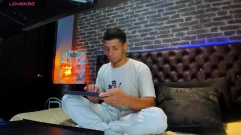 Snapshot of richar_98 chatting on December 18, 2025, 2:45 pm --- Richar --- online show from December 18, 2025, 2:45 pm