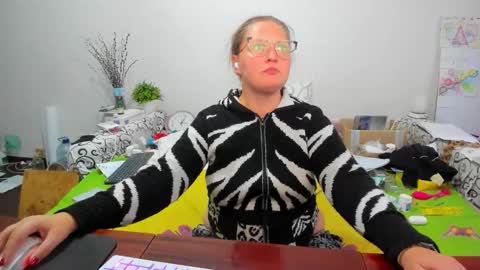 Snapshot of richlucky555 chatting on November 10, 2025, 12:59 pm Anna - not anna - right Anna online show from November 10, 2025, 12:59 pm