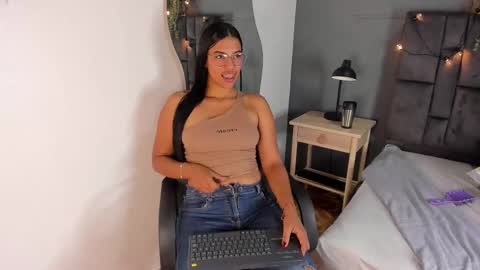 Snapshot of ririibrunette__ chatting on September 16, 2025, 7:59 pm RIRI online show from September 16, 2025, 7:59 pm