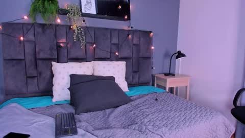 RIRI  online show from November 5, 2025, 7:47 pm