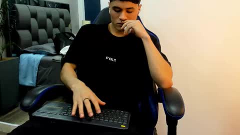 Roan Birkin online show from November 9, 2025, 7:45 pm