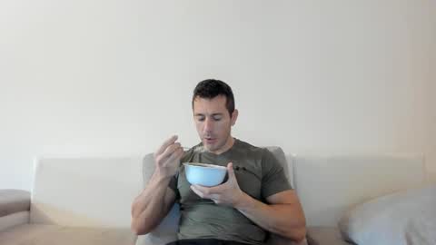 Snapshot of roberto4ever chatting on November 9, 2025, 6:01 am roberto4ever online show from November 9, 2025, 6:01 am