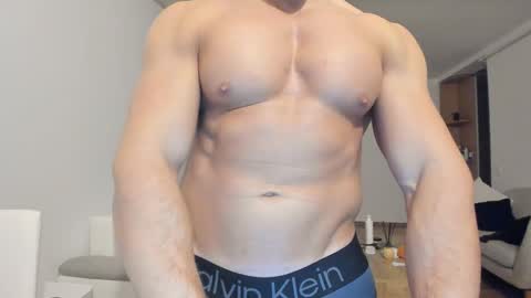 Snapshot of roberto4ever chatting on November 17, 2025, 5:41 pm roberto4ever online show from November 17, 2025, 5:41 pm