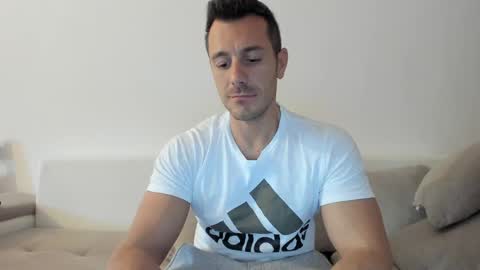 Snapshot of roberto4ever chatting on May 7, 2026, 11:04 am roberto4ever online show from May 7, 2026, 11:04 am