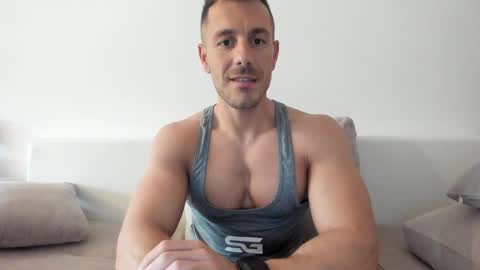 Snapshot of roberto4ever chatting on May 19, 2026, 9:48 am roberto4ever online show from May 19, 2026, 9:48 am