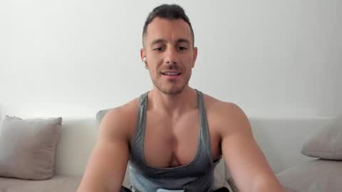 Snapshot of roberto4ever chatting on May 20, 2026, 10:32 am roberto4ever online show from May 20, 2026, 10:32 am