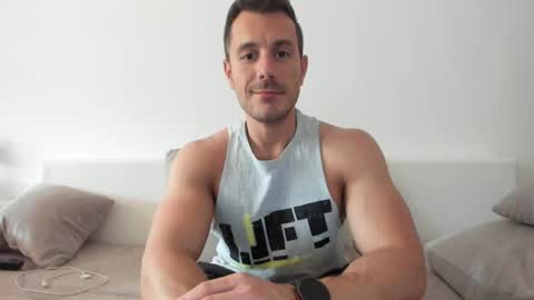 Snapshot of roberto4ever chatting on June 1, 2026, 11:23 am roberto4ever online show from June 1, 2026, 11:23 am
