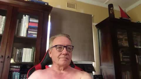 Snapshot of roberttherabbit chatting on December 7, 2024, 8:11 am RobertTheRabbit online show from December 7, 2024, 8:11 am