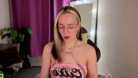 Snapshot of rockett_bunny chatting on June 4, 2026, 1:11 am Rockett online show from June 4, 2026, 1:11 am