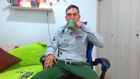 rolos_hot32 online show from January 6, 2026, 1:04 pm