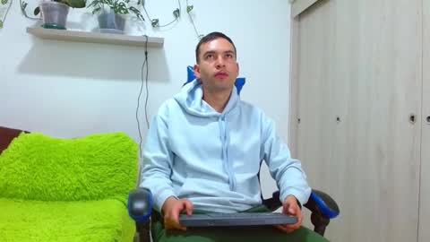 rolos_hot32 online show from January 12, 2026, 1:49 pm