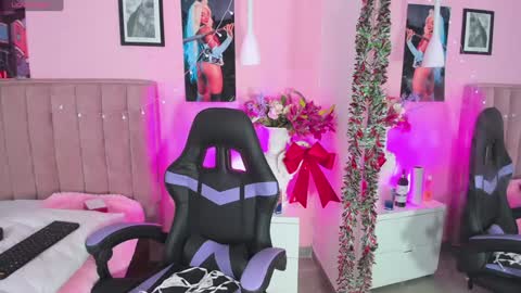 Snapshot of rolyloren chatting on December 12, 2024, 7:15 pm Marcela online show from December 12, 2024, 7:15 pm