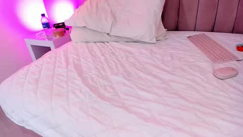 Snapshot of rolyloren chatting on October 19, 2025, 7:14 pm Marcela online show from October 19, 2025, 7:14 pm