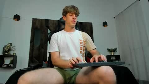 Snapshot of romeo_ricci1 chatting on June 6, 2026, 2:05 am Romeo Ricci online show from June 6, 2026, 2:05 am