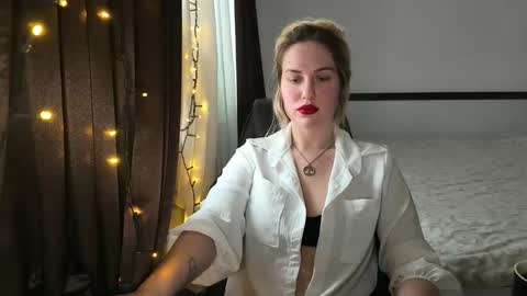 Snapshot of rosaliiiiii chatting on October 27, 2025, 1:26 pm Rosali online show from October 27, 2025, 1:26 pm