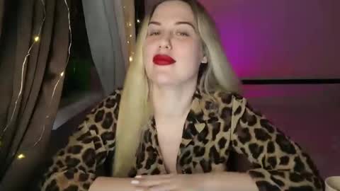 Snapshot of rosaliiiiii chatting on November 28, 2025, 5:37 pm Rosali online show from November 28, 2025, 5:37 pm