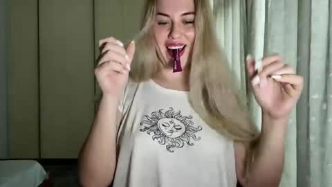 Snapshot of rosaliiiiii chatting on December 15, 2025, 10:08 am Rosali online show from December 15, 2025, 10:08 am