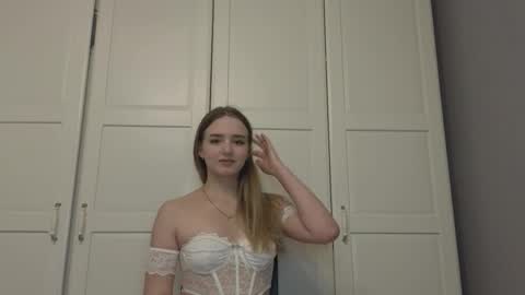 Snapshot of rose_quartz007 chatting on December 16, 2025, 5:18 pm Luna online show from December 16, 2025, 5:18 pm