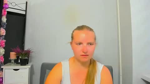 Snapshot of rosehypnotic chatting on June 8, 2026, 5:35 pm Rose online show from June 8, 2026, 5:35 pm