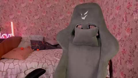 Lola online show from November 8, 2025, 4:45 am