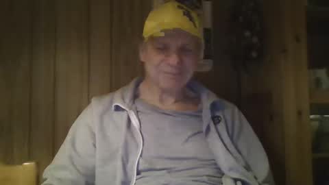 Snapshot of roses2u1958 chatting on December 17, 2024, 6:02 am roses2u1958 online show from December 17, 2024, 6:02 am