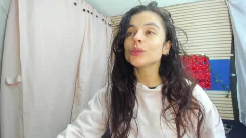 Snapshot of rosse_25 chatting on May 19, 2026, 12:22 pm Would you like to help me with supplementation and sports suits so I can compete in powerlifting online show from May 19, 2026, 12:22 pm