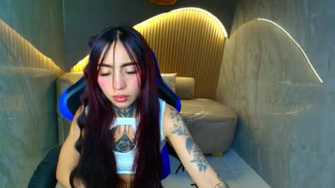 Snapshot of roux_r chatting on February 16, 2026, 8:27 pm Roux online show from February 16, 2026, 8:27 pm