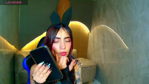 Snapshot of roux_r chatting on February 25, 2026, 8:18 pm Roux online show from February 25, 2026, 8:18 pm