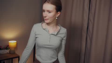 Snapshot of rowenacroyle chatting on February 10, 2025, 7:07 pm Stella online show from February 10, 2025, 7:07 pm