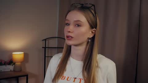 Snapshot of rowenacroyle chatting on February 13, 2025, 12:43 pm Stella online show from February 13, 2025, 12:43 pm