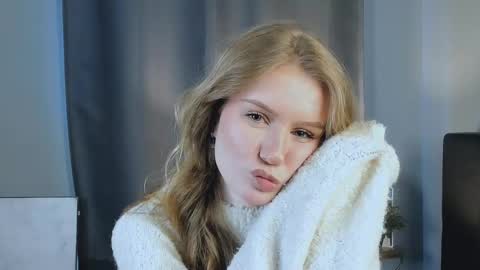 Snapshot of rowenacroyle chatting on February 17, 2025, 1:53 pm Stella online show from February 17, 2025, 1:53 pm