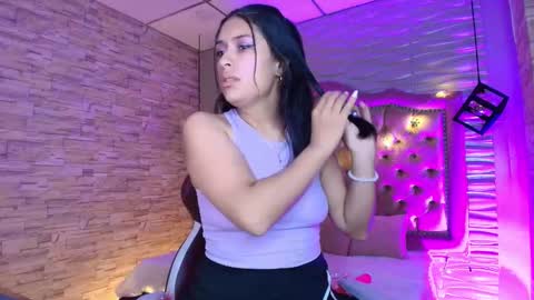 roxanne_han online show from September 18, 2025, 11:34 am