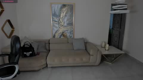 Roxanne Hill  online show from November 20, 2025, 11:54 am