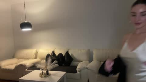 Snapshot of roxellesilvara chatting on May 23, 2026, 9:52 pm Roxy online show from May 23, 2026, 9:52 pm