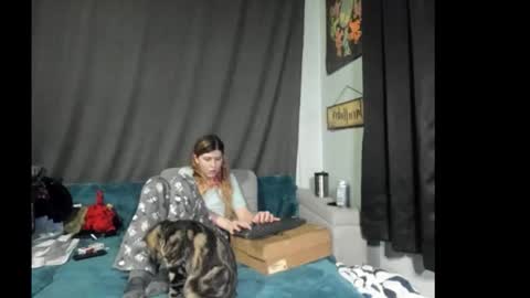 roxihazeleyes online show from December 3, 2025, 5:48 am