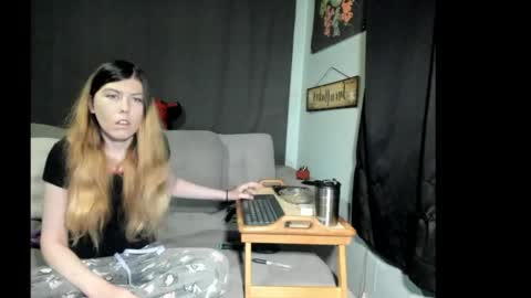 roxihazeleyes online show from June 1, 2026, 4:36 am