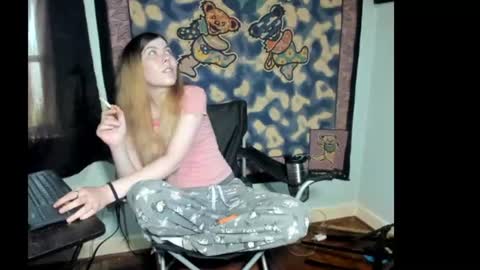 Snapshot of roxihazeleyes chatting on June 24, 2026, 4:17 pm roxihazeleyes online show from June 24, 2026, 4:17 pm