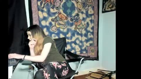 Snapshot of roxihazeleyes chatting on July 14, 2026, 2:05 am roxihazeleyes online show from July 14, 2026, 2:05 am