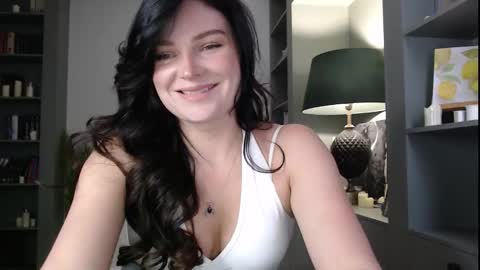 roxxiejet online show from December 1, 2025, 9:14 am