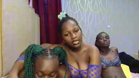 Snapshot of roxy_heather chatting on November 25, 2025, 5:07 am Roxy online show from November 25, 2025, 5:07 am