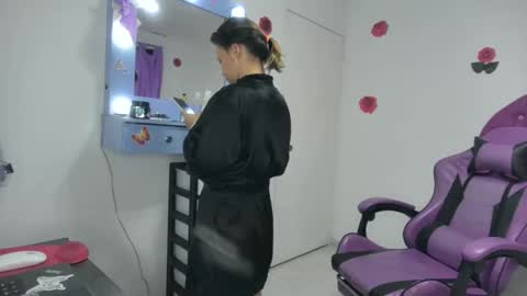 Snapshot of roxy_lu_07 chatting on February 16, 2026, 1:57 am Roxy online show from February 16, 2026, 1:57 am