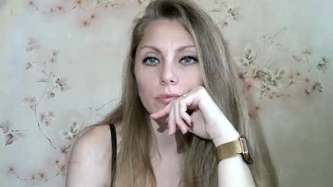 Snapshot of roxyfox18x01 chatting on May 6, 2026, 6:30 am roxyfox18x01 online show from May 6, 2026, 6:30 am