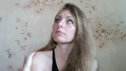 Snapshot of roxyfox18x01 chatting on May 15, 2026, 6:42 am roxyfox18x01 online show from May 15, 2026, 6:42 am