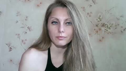 Snapshot of roxyfox18x01 chatting on May 25, 2026, 6:19 am roxyfox18x01 online show from May 25, 2026, 6:19 am
