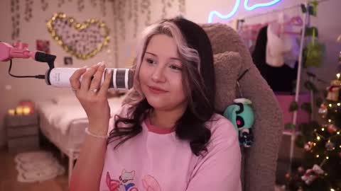 Snapshot of roxysuh chatting on January 8, 2026, 8:27 am roxysuh online show from January 8, 2026, 8:27 am